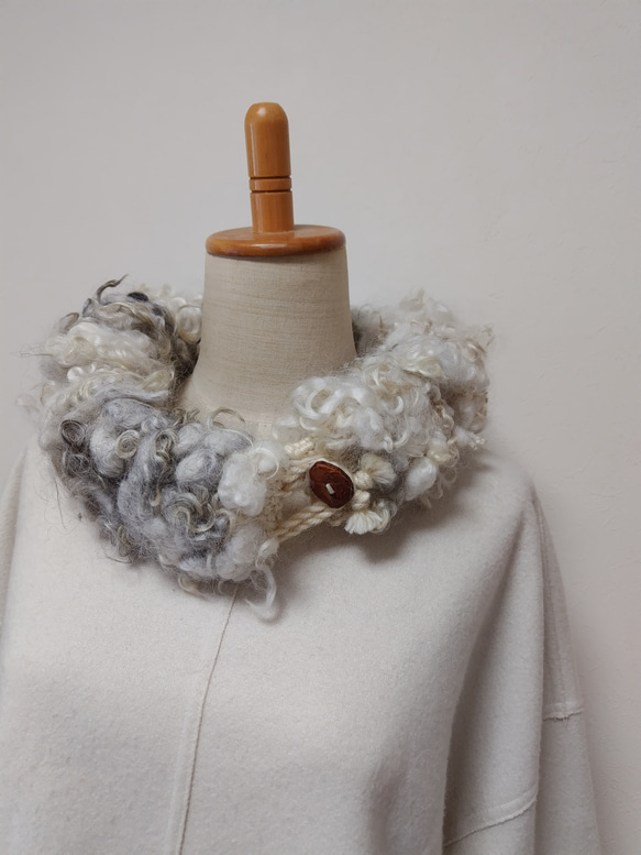 手織り手紡ぎのストール　クリクリ毛並みのゴッドランド・白 1枚目の画像