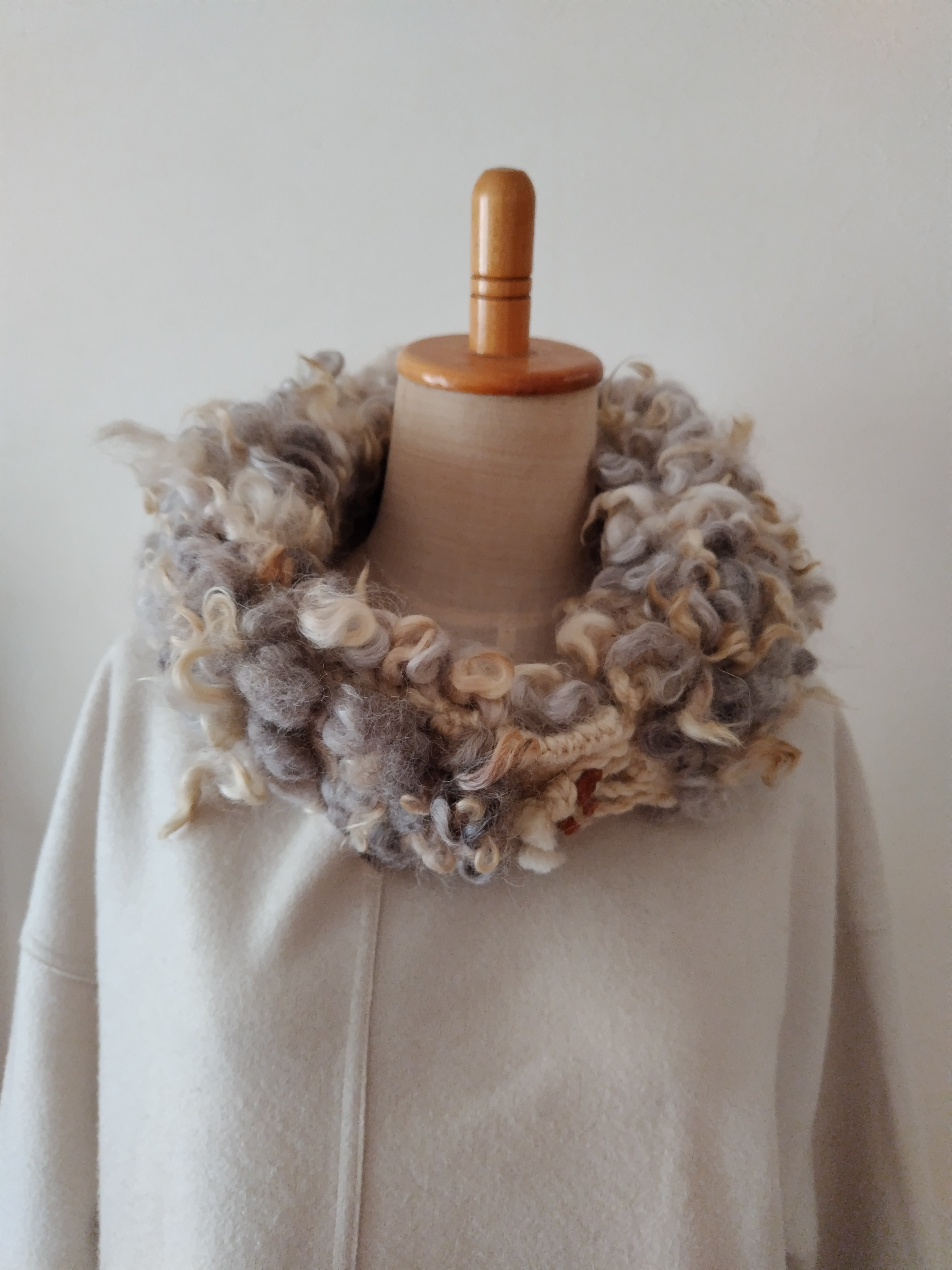 手織り手紡ぎのスヌード　白系のイングリッシュラスター