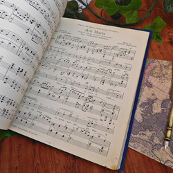 ☆゜+.20世紀　楽譜が豊富なアンティーク本　イギリスの曲　アンティークブック　ヴィンテージ本　洋書　古書　英国　 1枚目の画像