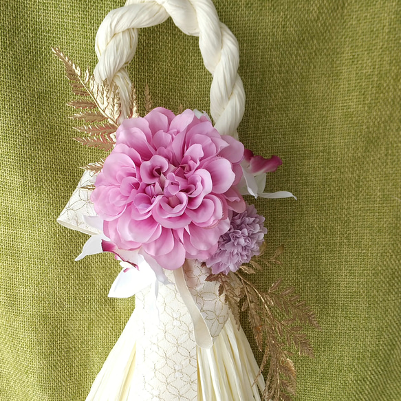 お正月飾り　ピンクダリア　白マム　造花アレンジメント お正月飾り ピンクダリア 白マム 造花アレンジメント マムとバラを使っ