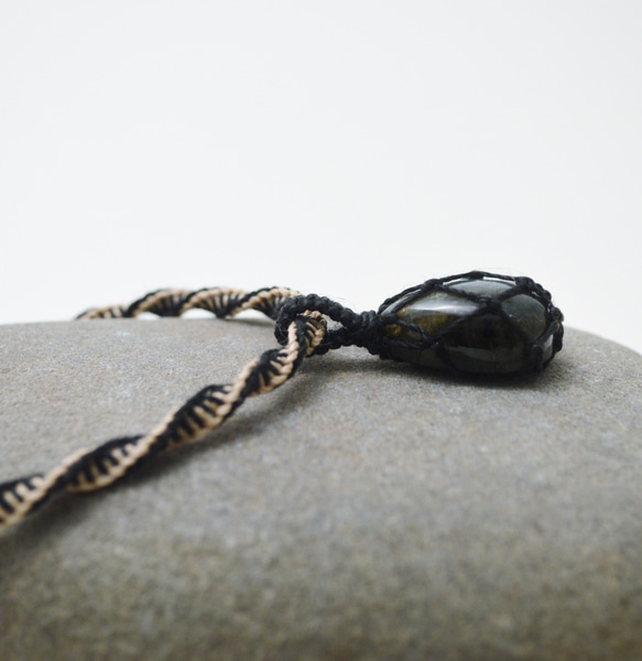 編繩系列- 雙色2‧拉長石‧手工純錫扣‧麻繩編織項鍊 第3張的照片