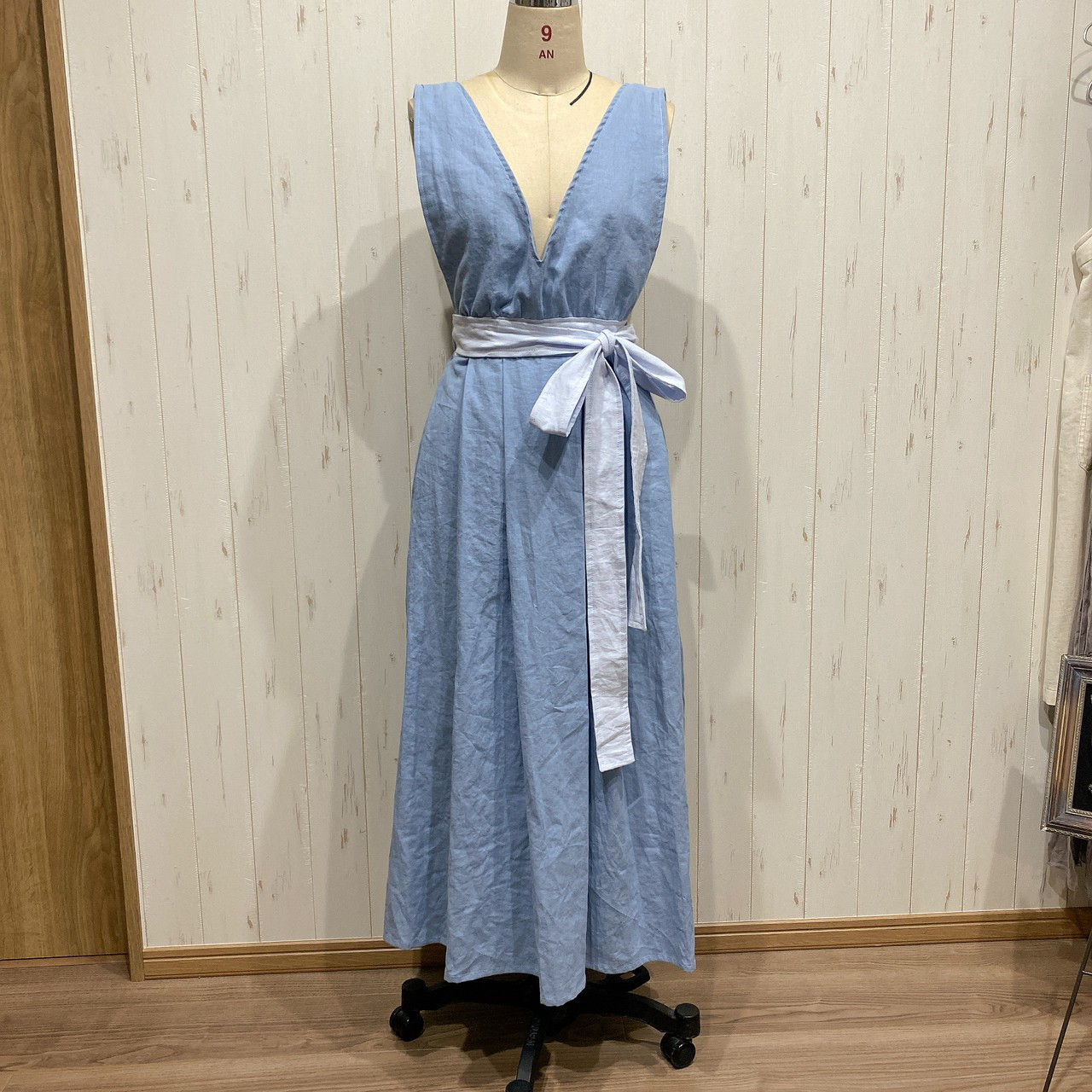 お洋服にもできるおしゃれ着エプロン　コットンリネン　 ブルー