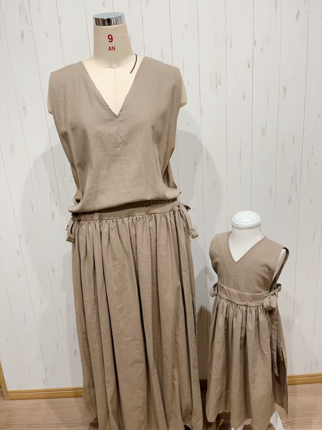 お洋服にもできるおしゃれ着エプロン　コットンリネン　  ダークブラウン