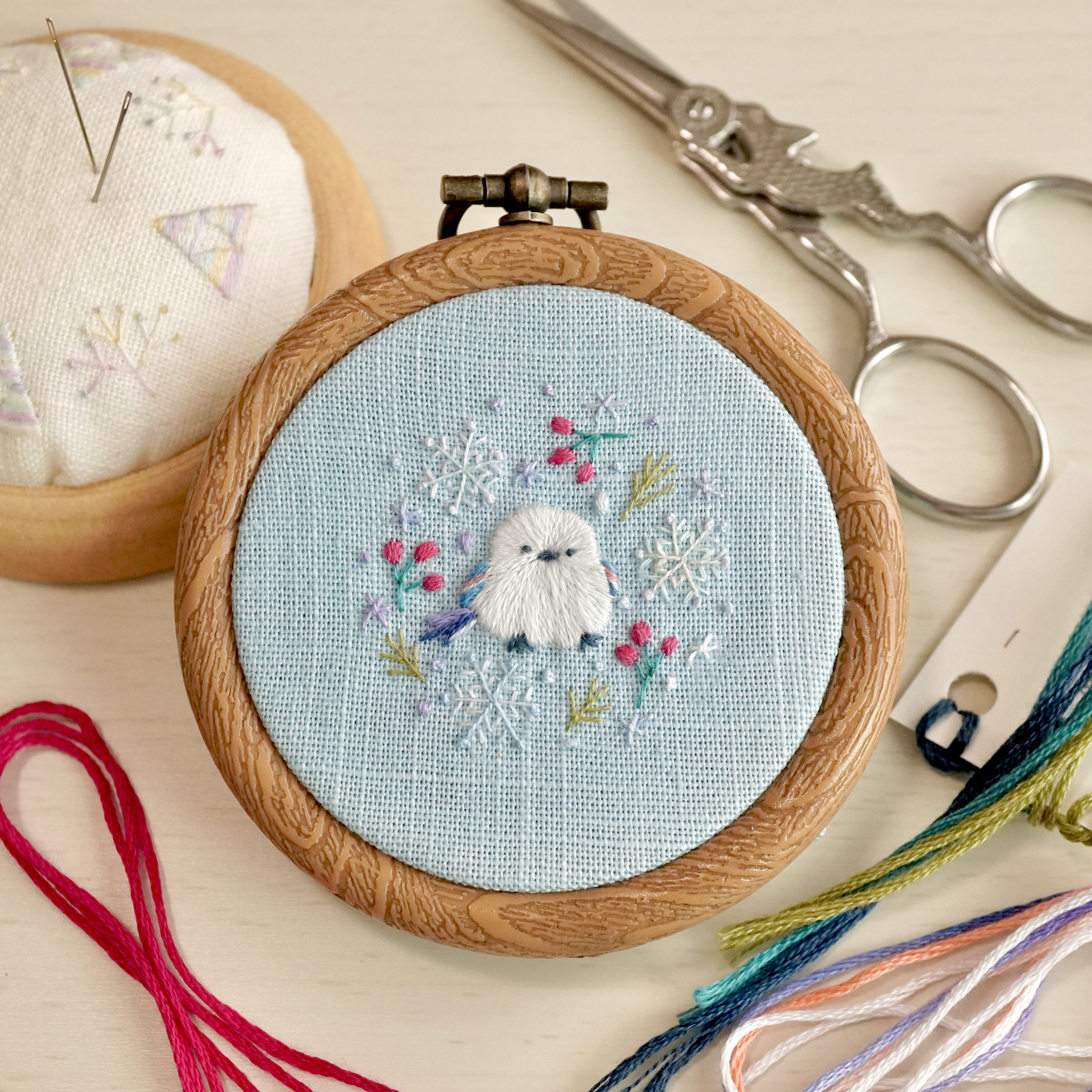 刺繍キット]ふわふわシマエナガ手刺繍飾り キット moha._.moha