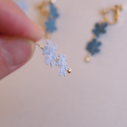 【December 24】雪の結晶のロングイヤリング／ピアス<水色> 3枚目の画像