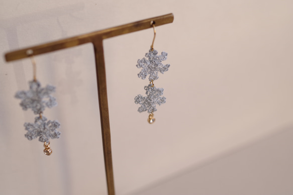 【December 24】雪の結晶のロングイヤリング／ピアス<水色> 4枚目の画像