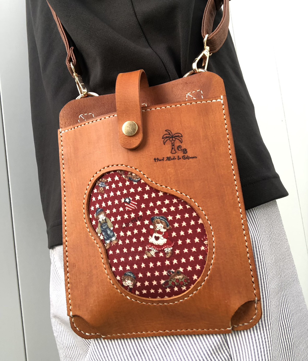 革　アクセントのカントリー生地がかわいいマルチポーチ　スマホポーチ　キャメル