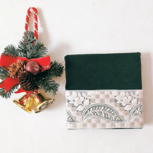クリスマスカラーにインド刺繍リボンのアレンジしたファブリックパネル