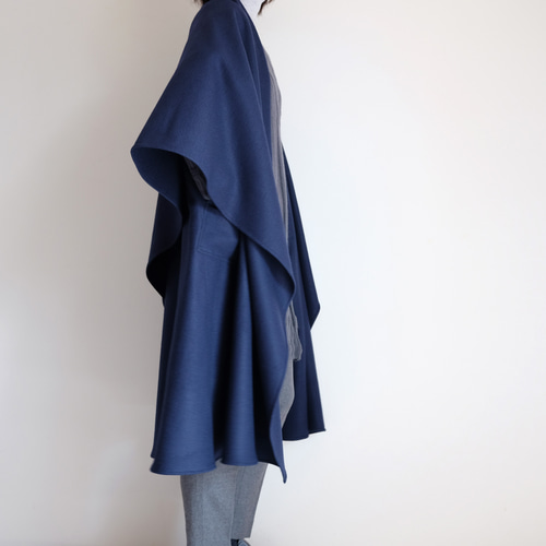 JUSGLITTY ネイビー ケープコート quaranciel: リバー ケープ コート 24FW｜ SHIPS 公式サイト