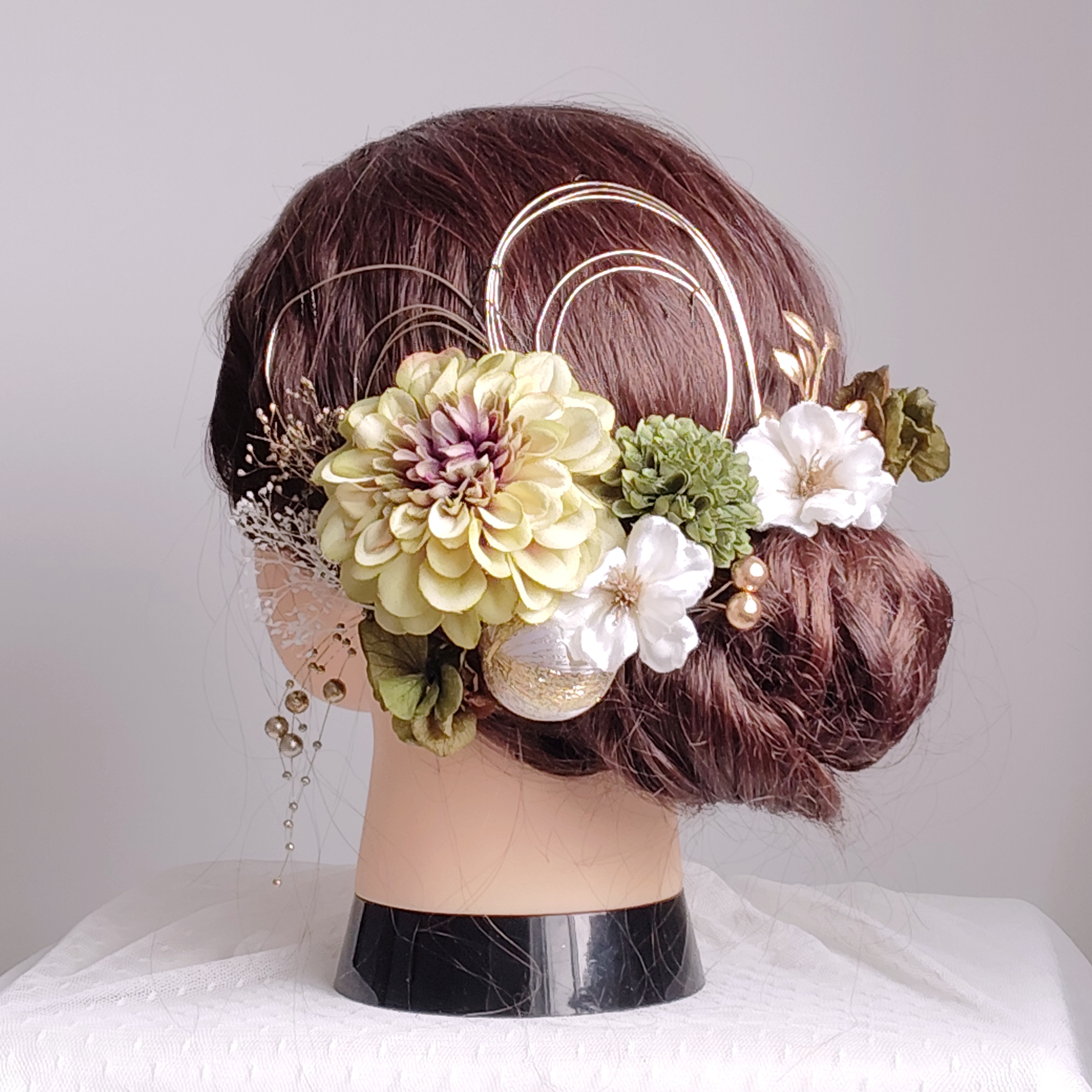 上品ジニアと小花の髪飾り　結婚式　成人式　卒業式　着物　ヘアアクセ　こげ茶　緑　茶色　モスグリーン　抹茶色　ブラウン