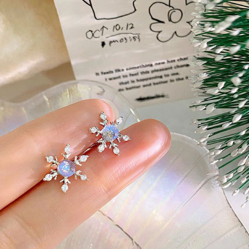 シルバー925 小ぶり キラキラ 雪の結晶 ピアス つけっぱなし