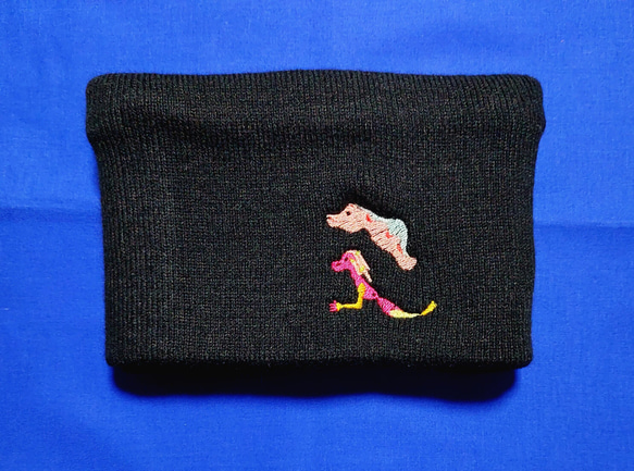 なになる生き物 ネックウォーマー 形1  黒 ブラック ヘアーバンド ニット帽 ビーニー 刺繍 ピンク オリジナル 5枚目の画像