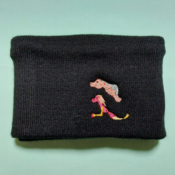 なになる生き物 ネックウォーマー 形1  黒 ブラック ヘアーバンド ニット帽 ビーニー 刺繍 ピンク オリジナル 7枚目の画像