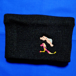 なになる生き物 ネックウォーマー 形1  黒 ブラック ヘアーバンド ニット帽 ビーニー 刺繍 ピンク オリジナル 1枚目の画像