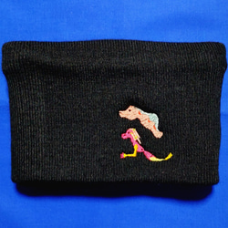 なになる生き物 ネックウォーマー 形1  黒 ブラック ヘアーバンド ニット帽 ビーニー 刺繍 ピンク オリジナル 2枚目の画像