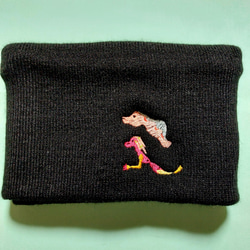 なになる生き物 ネックウォーマー 形1  黒 ブラック ヘアーバンド ニット帽 ビーニー 刺繍 ピンク オリジナル 8枚目の画像
