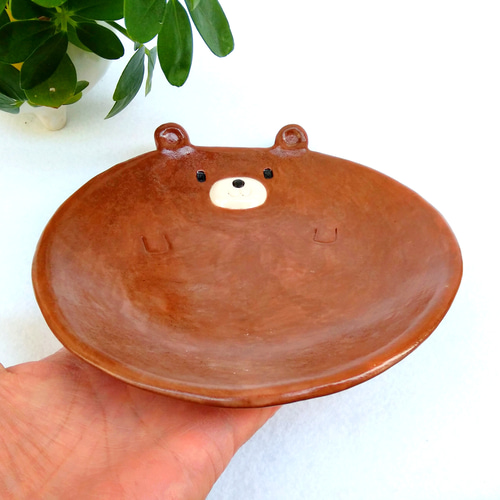 矢板さんのクマとリスの形状の陶器製プレート 矢板さんのクマとリスの形状の陶器製プレート