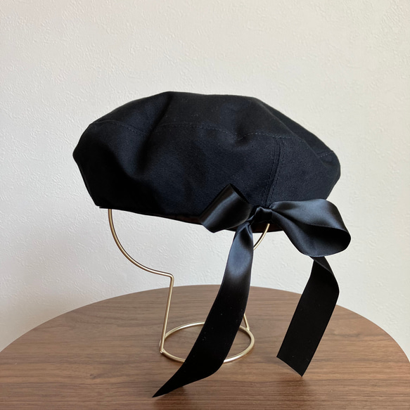 黒いサテンラインのベレー帽（バックリボン） 2枚目の画像