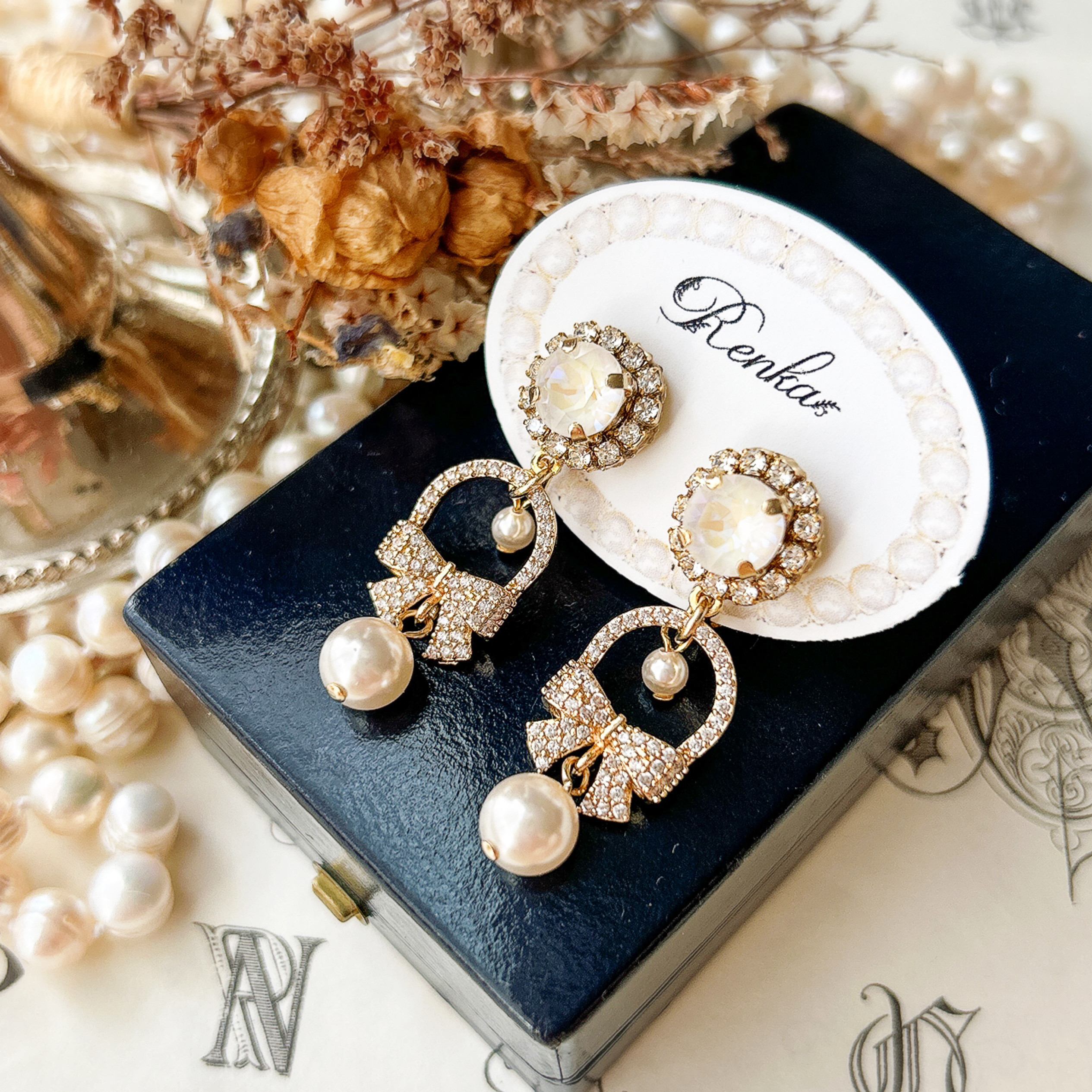 リボンとパールのピアス【スワロフスキー･上品･ウェディング･ブライダル･wedding】{RPG-1020｝