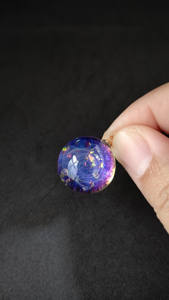 ブルーの輝く宇宙玉レジンの球体ネックレス 11枚目の画像