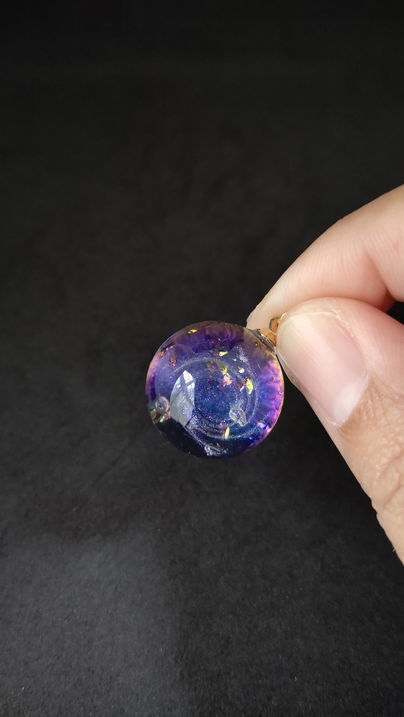 ブルーの輝く宇宙玉レジンの球体ネックレス 7枚目の画像