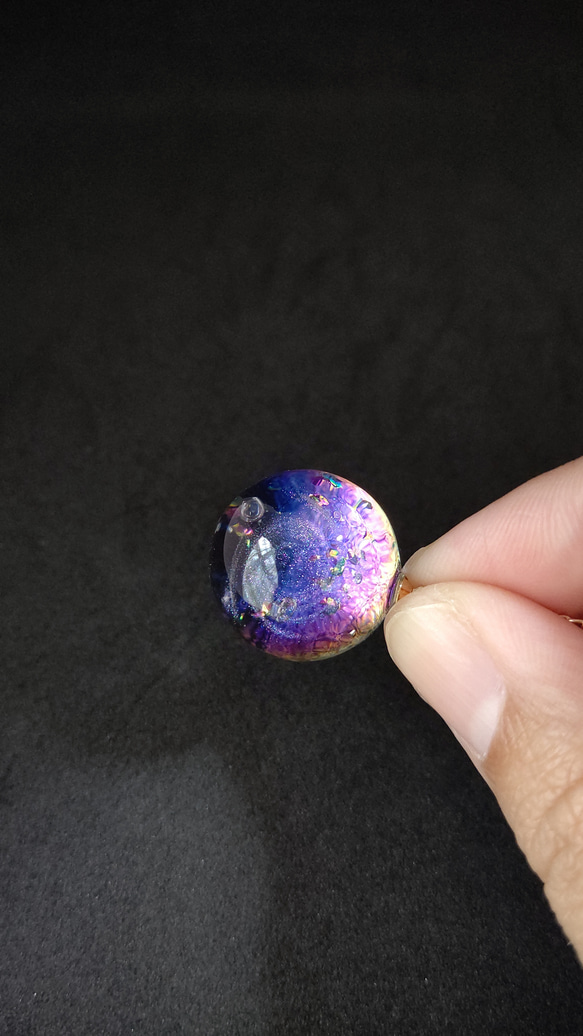 ブルーの輝く宇宙玉レジンの球体ネックレス 3枚目の画像