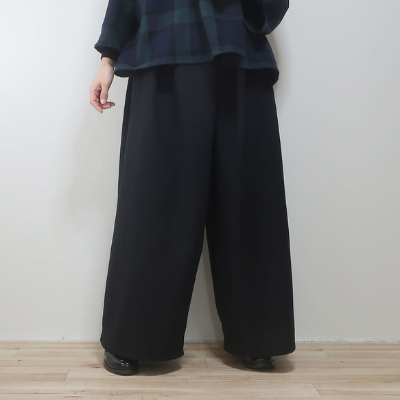 非対称❣大人女子の重なるタック～フロントタックのロングパンツ（ウール／黒色） 15枚目の画像
