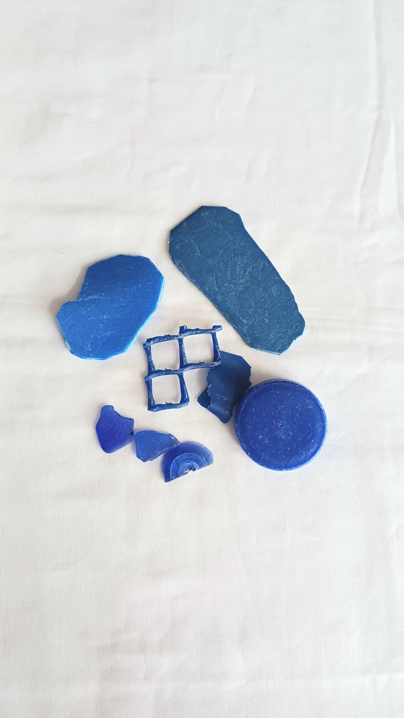 海洋プラスチック イヤリング シーグラス レアカラーコバルトブルー サージカルステンレス 樹脂ノンホールピアス 4枚目の画像