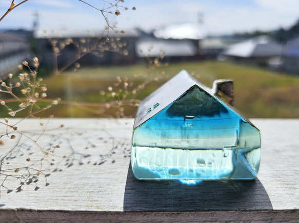 ガラスの家　置物　インテリア　銀屋根　クリア＆ブルー 4枚目の画像