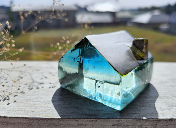 ガラスの家　置物　インテリア　銀屋根　クリア＆ブルー 5枚目の画像