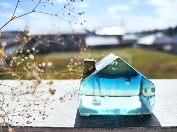 ガラスの家　置物　インテリア　銀屋根　クリア＆ブルー 2枚目の画像