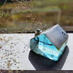 ガラスの家　置物　インテリア　銀屋根　クリア＆ブルー 3枚目の画像