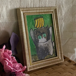 絵画。原画手描き【かわいい猫ちゃんの頭にバナナがついている】 2枚目の画像