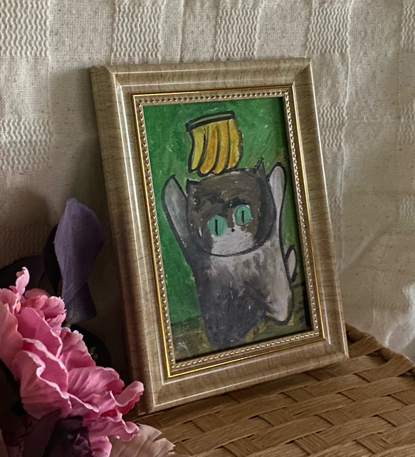 絵画。原画手描き【かわいい猫ちゃんの頭にバナナがついている】 2枚目の画像
