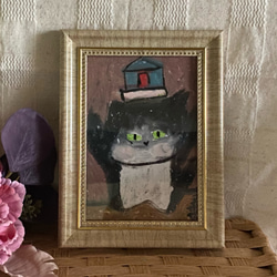 絵画。原画手描き【黒猫ちゃんは家のおもちゃを頭に置くのが好きだ】 1枚目の画像