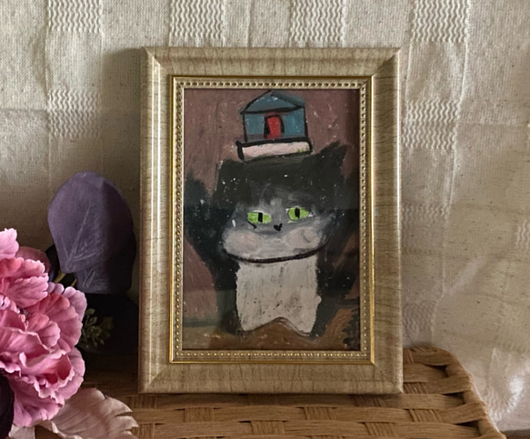 絵画。原画手描き【黒猫ちゃんは家のおもちゃを頭に置くのが好きだ】 1枚目の画像