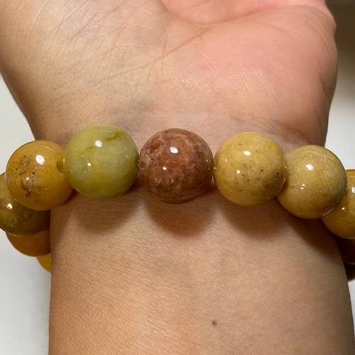 ミャンマー産本翡翠　個性的、『鶏油黄』黄翡翠金銭福字彫リブレスレット　鑑定書付き ミャンマー産本翡翠 個性的、『鶏油黄』黄翡翠金銭福字彫リ