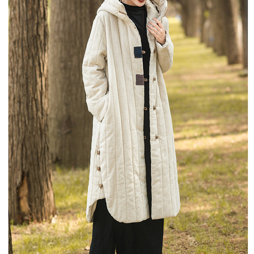 1枚あると便利な着回し力抜群のロングコート。フード付き綿麻