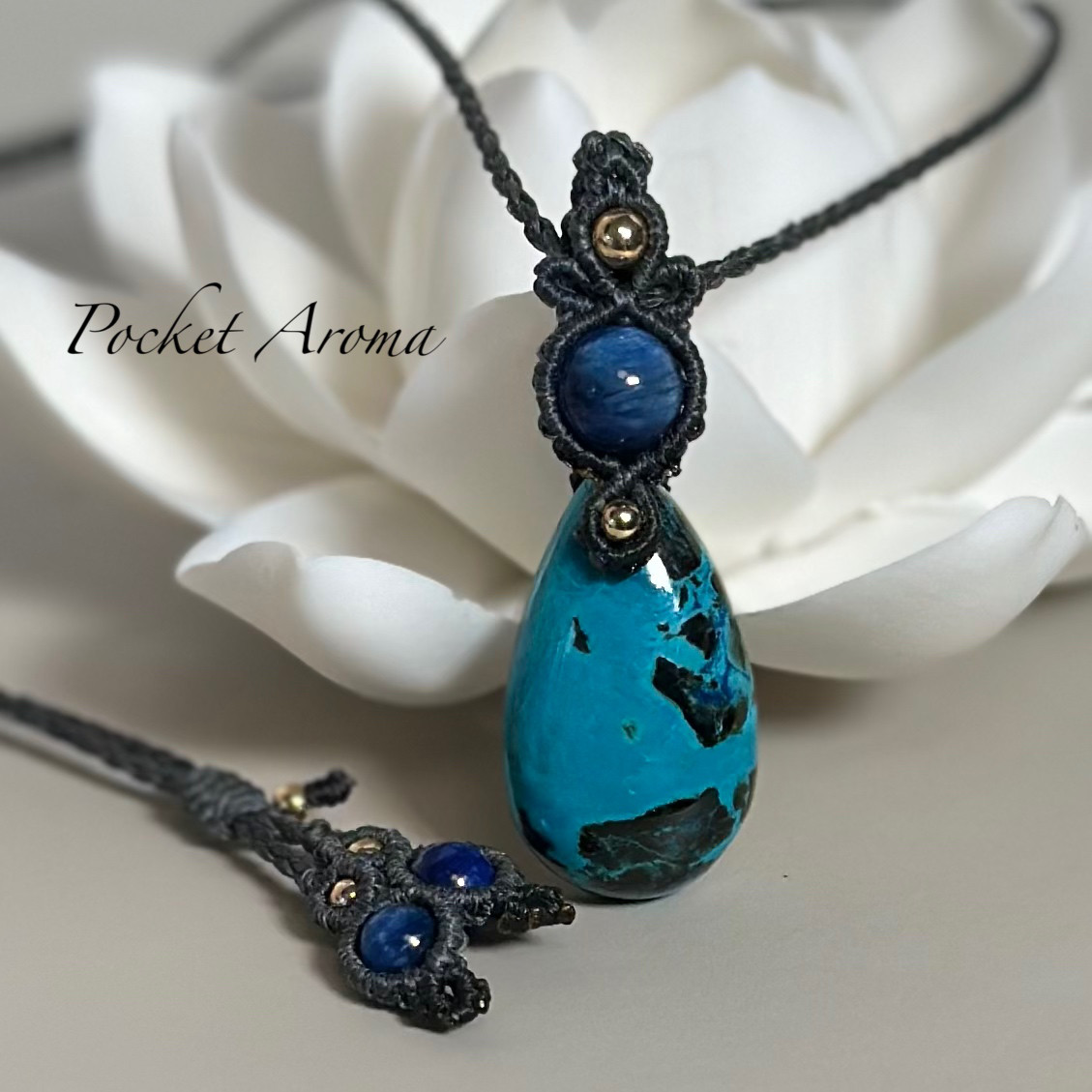 『心納』クリソコラとカイヤナイトのマクラメペンダントネックレス