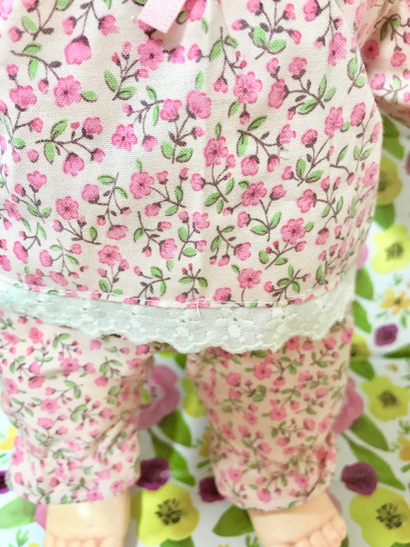 ぽぽちゃんのピンクのお花模様のパジャマ 2枚目の画像