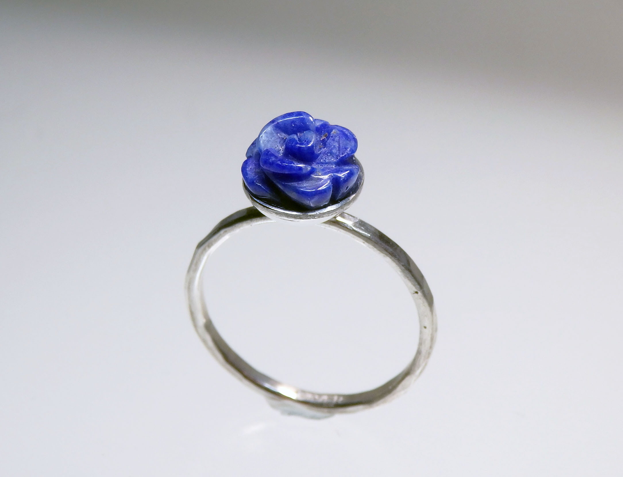 12月の誕生石　ラピスラズリの彫金薔薇リング　　１１号