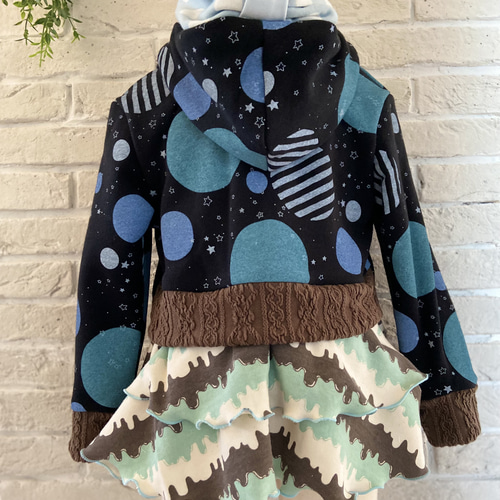 子供服 プラネット柄 後ろフリル長袖パーカ 100サイズ 女の子 女の子服  