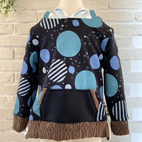 子供服 プラネット柄 後ろフリル長袖パーカ 100サイズ 女の子 女の子服  