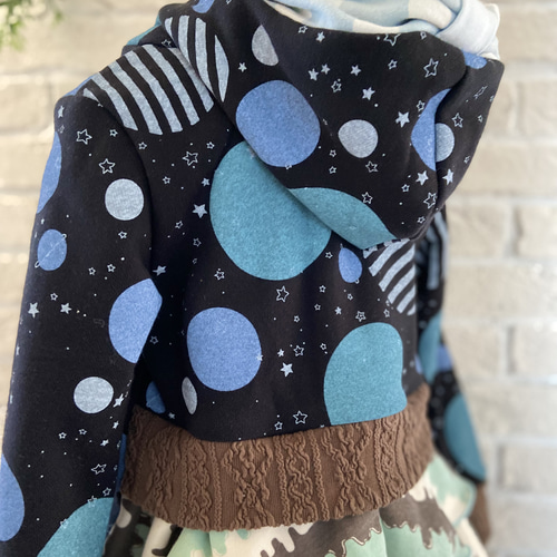 子供服 プラネット柄 後ろフリル長袖パーカ 100サイズ 女の子 女の子服  