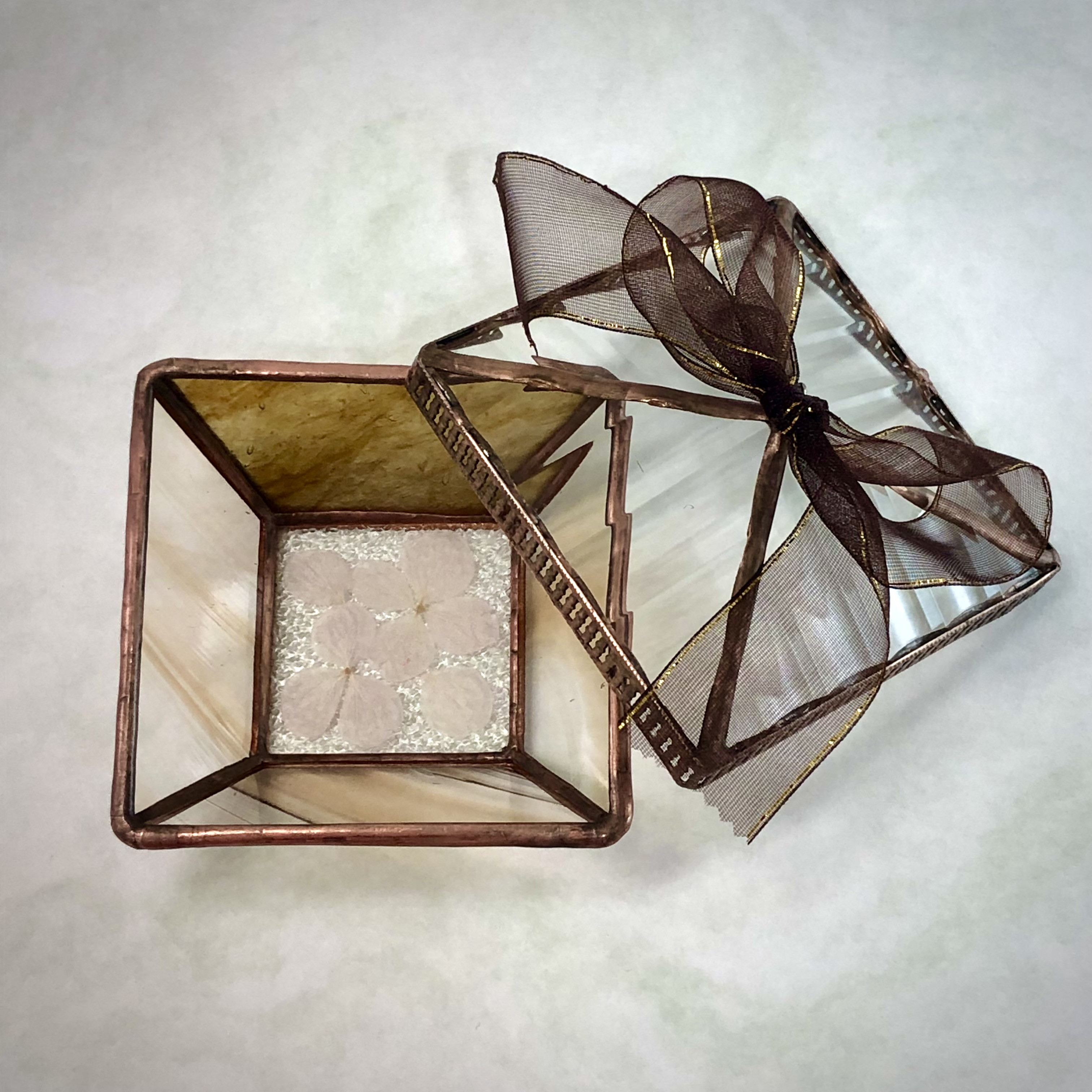 ステンドグラス小物入れ（蓋つき）