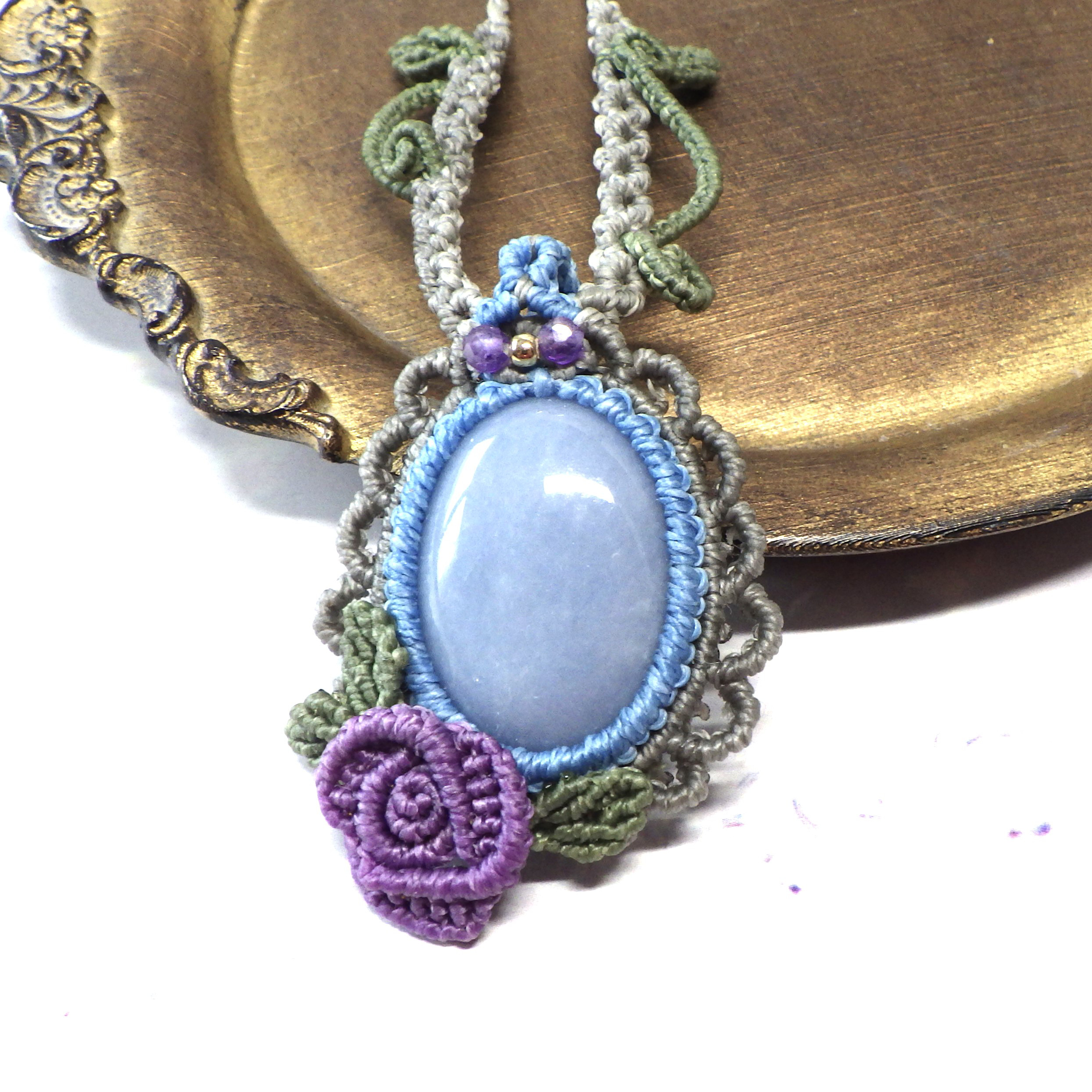 エンジェライトの「薔薇一輪」マクラメネックレス