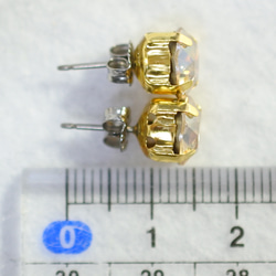 施華洛世奇正常顏色水鑽耳環（8毫米，金色陰影，鈦柱） 第5張的照片
