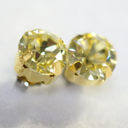 施華洛世奇正常顏色水鑽耳環（8 毫米，黃水仙，鈦柱） 第3張的照片
