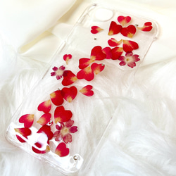 【全機種対応】赤いハートの流れる押し花スマホケース 3枚目の画像
