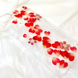 【全機種対応】赤いハートの流れる押し花スマホケース 1枚目の画像